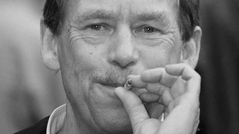Václav Havel_cigareta v ústach_čiernobiela foto